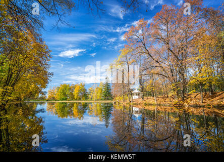 Sonnige Herbst im Park über den See Stockfoto