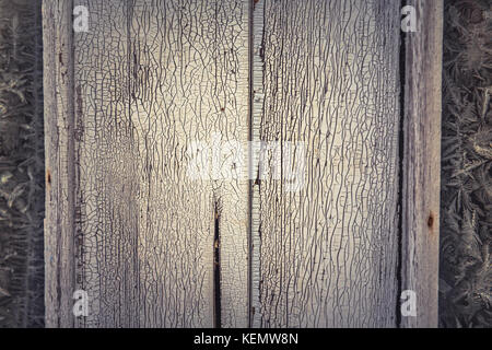 Vintage winter Hintergrund mit alten hölzernen gebleicht Oberfläche mit Frost Pattern Frame auf gefrorenen Fenster wie Weihnachten Hintergrund Stockfoto