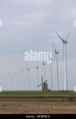 Traditionelle alte holländische Windmühle Goliath und Windkraftanlagen in der Nähe von Eemshaven in der Provinz Groningen in den Niederlanden Stockfoto