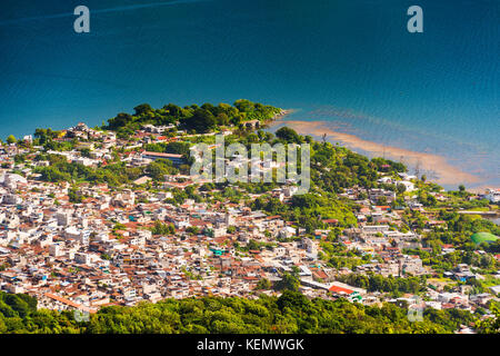 Luftaufnahme der Küstenstadt San Pedro la Laguna vom San Pedro Vulkan, Atitlan See, Guatemala Stockfoto