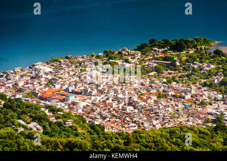 Luftaufnahme von San Pedro la Laguna eines der Maya-Dörfer am Atitlan See in Guatemala Stockfoto