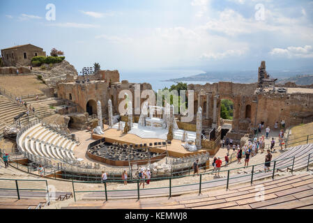 Taormina, Sizilien, Italien - 21, 2017 August: Touristen besuchen das antike griechische Theater erhalten für die ägyptischen zeigen bereit Stockfoto