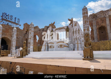 Taormina, Sizilien, Italien - 21, 2017 August: Ägyptische Dekoration auf der Bühne der antiken Theater in Taormina. Stockfoto