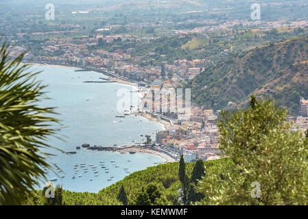 Anzeigen von Giardini Naxos Stadt von Taormina, Sizilien, Italien Stockfoto