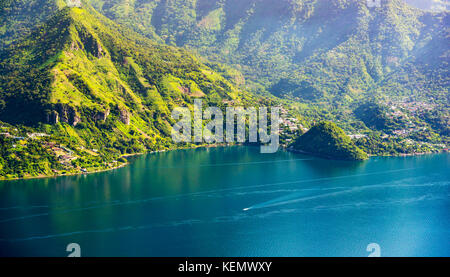 Atitlan See Bergküste mit Blick auf San Marcos La Laguna Stockfoto