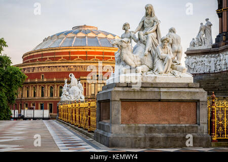 Albert Hall aus dem Prince Albert Memorial, Kensington Gardens in London Stockfoto