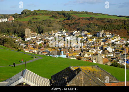 Blick von West Hill Hastings über der Altstadt, im Tal eingebettet, East Hill Stockfoto