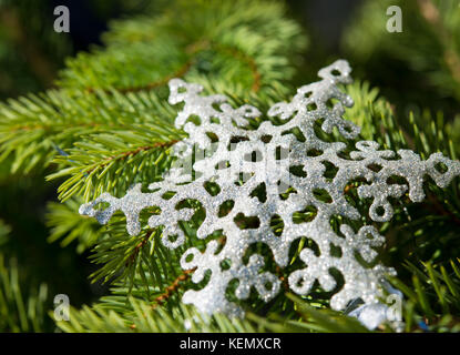Glitter Schneeflocke Weihnachten Dekoration auf einem Baum Stockfoto