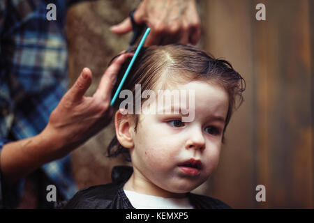 Ein kleiner Junge ist in der Friseur getrimmt Stockfoto