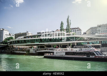 Schwedenplatz Innenstadt Donaukanal mit dem Twin City Liner. Wien, Österreich, 13. August 2015 Stockfoto