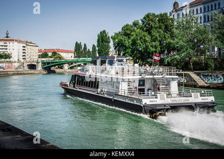 Downtown, Donau Kanal mit dem Twin City Liner. Wien, Österreich, 13. August 2015 Stockfoto