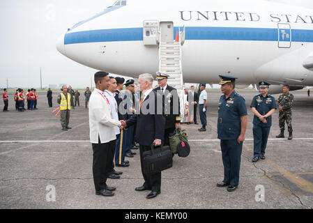 Verteidigungsminister Jim Mattis ist nach dem in der Clark, Philippinen am Okt. 23, 2017 Ankunft begrüßt. Stockfoto