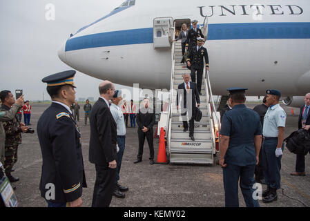 Verteidigungsminister Jim Mattis ist nach dem in der Clark, Philippinen am Okt. 23, 2017 Ankunft begrüßt. Stockfoto