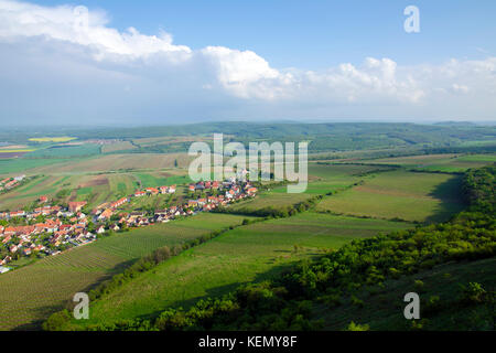 Blick auf das Dorf von pawlow und die Weinberge und Felder im Bereich der palava - südmähren unter einem blauen Himmel mit Wolken Stockfoto