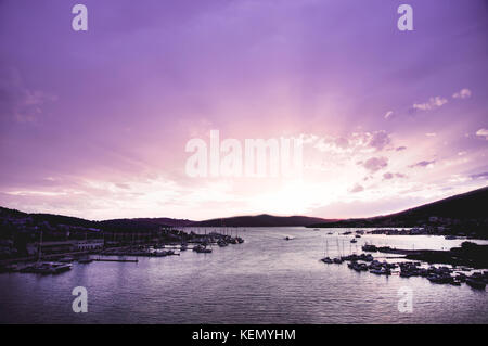 Schönen lila Sonnenuntergang über dem Hafen irgendwo in Kroatien Stockfoto