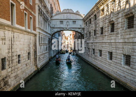 Seufzerbrücke in Venedig. floating Gondeln unter der Seufzerbrücke, Venedig, Italien. Stockfoto