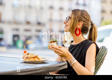 Frau essen Spanische pinchos an der Bar im Freien Stockfoto