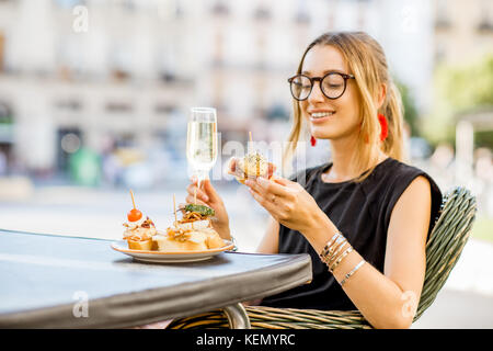 Frau essen Spanische pinchos an der Bar im Freien Stockfoto