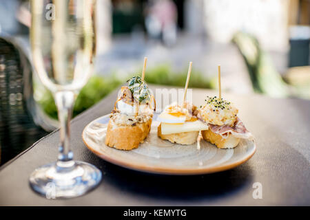 Frau essen Spanische pinchos an der Bar im Freien Stockfoto