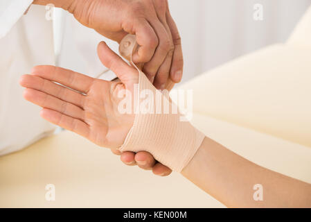 In der Nähe von Doktor Hand wickeln Elastische Bandage zu Patient Stockfoto