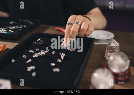 Weibliche Designer Schmuck auf ein Juweliergeschäft Stockfoto