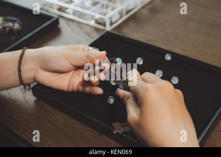 Juwelier, handgefertigte Stein Perlen Schmuck. Stockfoto