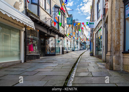 Stream läuft Mitte der mittelalterlichen billig Straße in Frome, Somerset Stockfoto