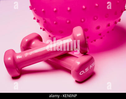 Rosa Hanteln auf einem rosa Hintergrund Stockfoto