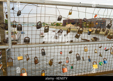 Krakau, Polen - August 3, 2017: Liebe die Schlösser der Krakauer Vater bernatek Fußgängerbrücke. Stockfoto