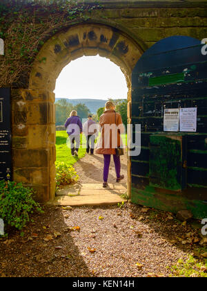 Besucher am Eingang zum Garten des 12. Jahrhunderts Guisborough Priorat, in Cleveland, Großbritannien Stockfoto