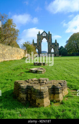 Die Ruinen des östlichen Ende ein 14. Jahrhundert Augustiner Kloster von Bruce Familie, später Könige von Schottland gegründet. Stockfoto