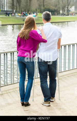 Frau mit Ihren behinderten Mann sucht am See Stockfoto