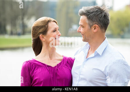 Portrait von Happy Reifes Paar an jedem anderen Suchen Stockfoto