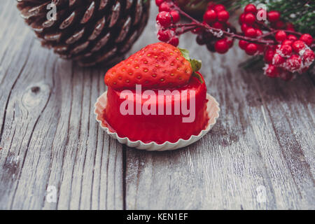 Dessert - Süßer Kuchen mit Erdbeeren, auf Holzbrett Stockfoto