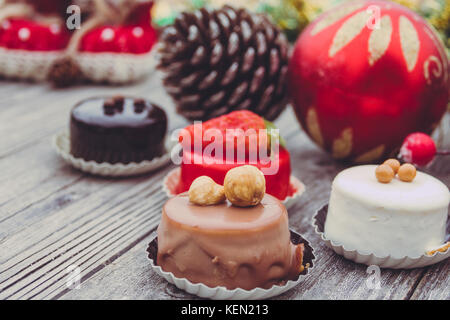 Ein Array von Weihnachten Desserts mit bunten, auf Holzbrett Stockfoto