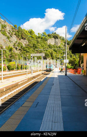 Eine E 464 Klasse E-Lok am Gleis 1 Monterosso Bahnhof Italien Stockfoto