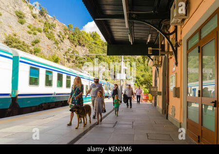 Pendler, die auf Gleis 1 am Bahnhof Monterosso al Mare Italien Stockfoto