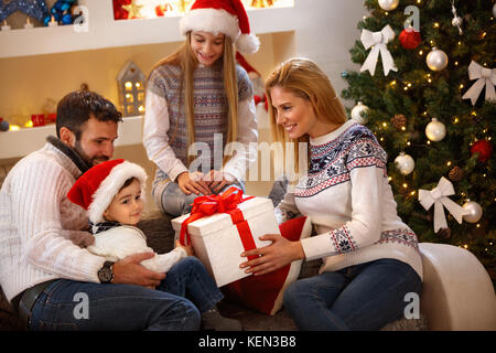 Eltern geben ihren Kindern Geschenke für Weihnachten Stockfoto