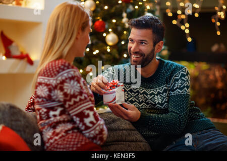 Freundliche Paar in Liebe, Geschenk Weihnachten miteinander Stockfoto