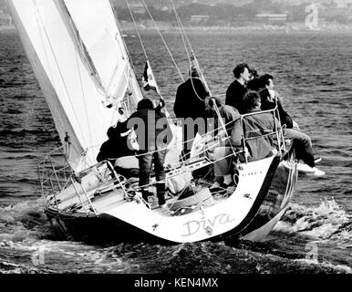 AJAXNETPHOTO. AUGUST 1983. PLYMOUTH, ENGLAND. - FASTNET-RENNEN - DAS FRANZÖSISCHE ADMIRAL'S CUP TEAM YACHT DIVA STEHT VOR DEM WELLENBRECHER, WENN ES SICH DER ZIELLINIE NÄHERT. FOTO:JONATHAN EASTLAND/AJAX REF:FASTNET 83 2 Stockfoto