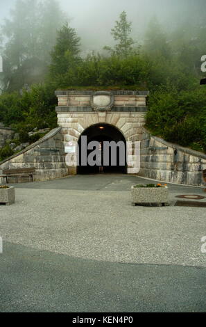 AJAXNETPHOTO. 25. Juni 2014. BERCHTESGADEN, Deutschland. - Eingang ZUM TUNNEL ZU DEN GOLDENEN AUFZUG; DER EINZIGE WEG ZUM KEHLSTEINHAUS. Foto: TONY HOLLAND/AJAX REF: DTH 142506 810 Stockfoto