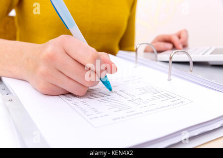 Weibliche Buchhalter oder Banker, Berechnungen. Einsparungen, Finanzen und Wirtschaft Konzept Stockfoto