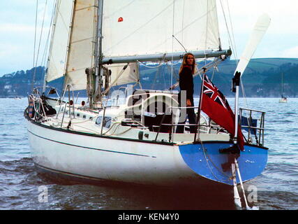 AJAXNETPHOTO. 8. JUNI, 1978. DARTMOUTH, England. - Weltumsegelung EINHÄNDIGE - 29 JAHRE ALTE NAOMI JAMES (GBR) KOMMT IN DARTMOUTH ZU WERDEN DAS ERSTE SOLO FRAU SEEMANN 10 MONATE WELTUMSEGELUNG AN BORD MACHEN DIE 58 FT SCHNEIDWERK EXPRESS CRUSADER FOTO: Jonathan Eastland/AJAX REF: 0678 Stockfoto