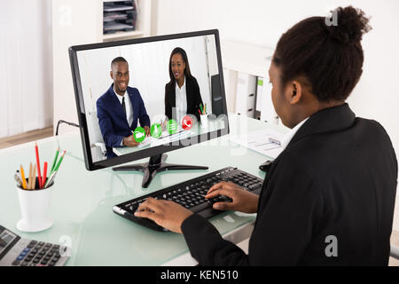Junge afrikanische Geschäftsfrau Videokonferenzen mit Kollegen auf dem Computer Stockfoto