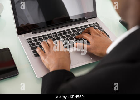 Nahaufnahme einer Geschäftsfrau mit Laptop im Büro Stockfoto