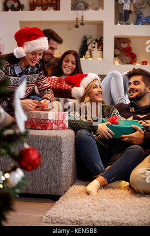 Fröhliche Freunde Austausch geschenkboxen an Heiligabend Stockfoto