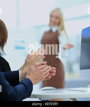 Erfolgreiche Geschäftsfrau im Büro der Führung einer Gruppe Stockfoto