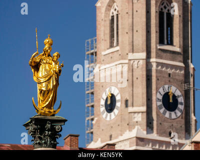 Marienstatue und der frauenkirche am Marienplatz in München, Deutschland Stockfoto