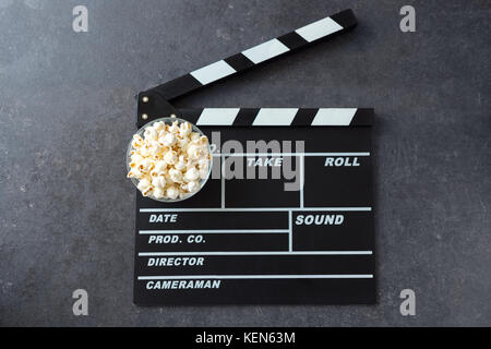 Popcorn mit Movie Maker oder Klappe Kino Konzept Stockfoto