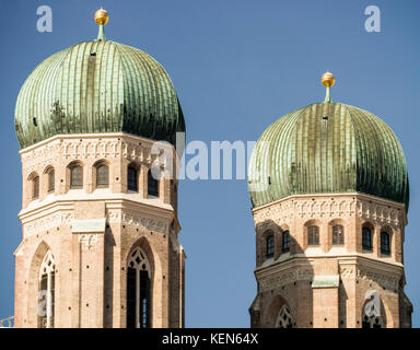 Nahaufnahme der Türme der Frauenkirche in München, Deutschland Stockfoto